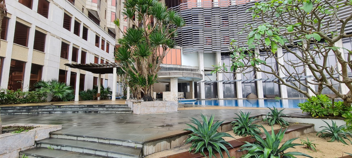 Khách sạn có quy mô hơn 100 phòng và có nhiều tiện ích hấp dẫn như hồ bơi ngoài trời, bar, xông hơi, khu vui chơi riêng cho trẻ…giờ trong cảnh "cửa đóng then cài".