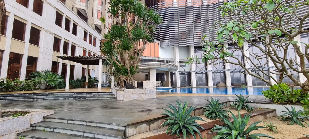 Khách sạn có quy mô hơn 100 phòng và có nhiều tiện ích hấp dẫn như hồ bơi ngoài trời, bar, xông hơi, khu vui chơi riêng cho trẻ…giờ trong cảnh "cửa đóng then cài".