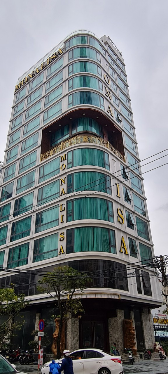 Cũng tại khu phố Tây, một khách sạn khác ngay ngã tư cũng chẳng khá hơn.