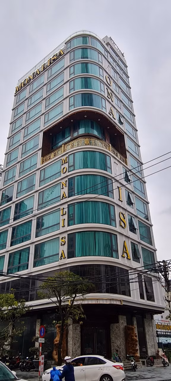 Cũng tại khu phố Tây, một khách sạn khác ngay ngã tư cũng chẳng khá hơn.