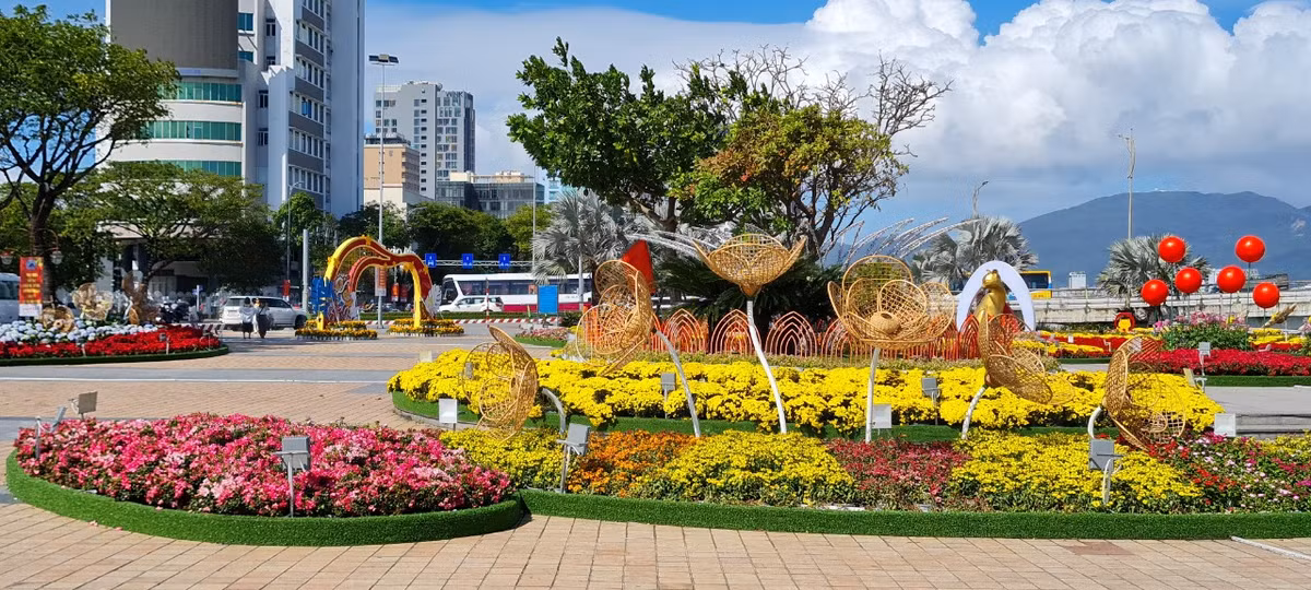 Với chủ đề "Hội tụ và phát triển", đường hoa Tết tại Đà Nẵng trải dài ở bờ Tây sông Hàn với 9 vị trí.