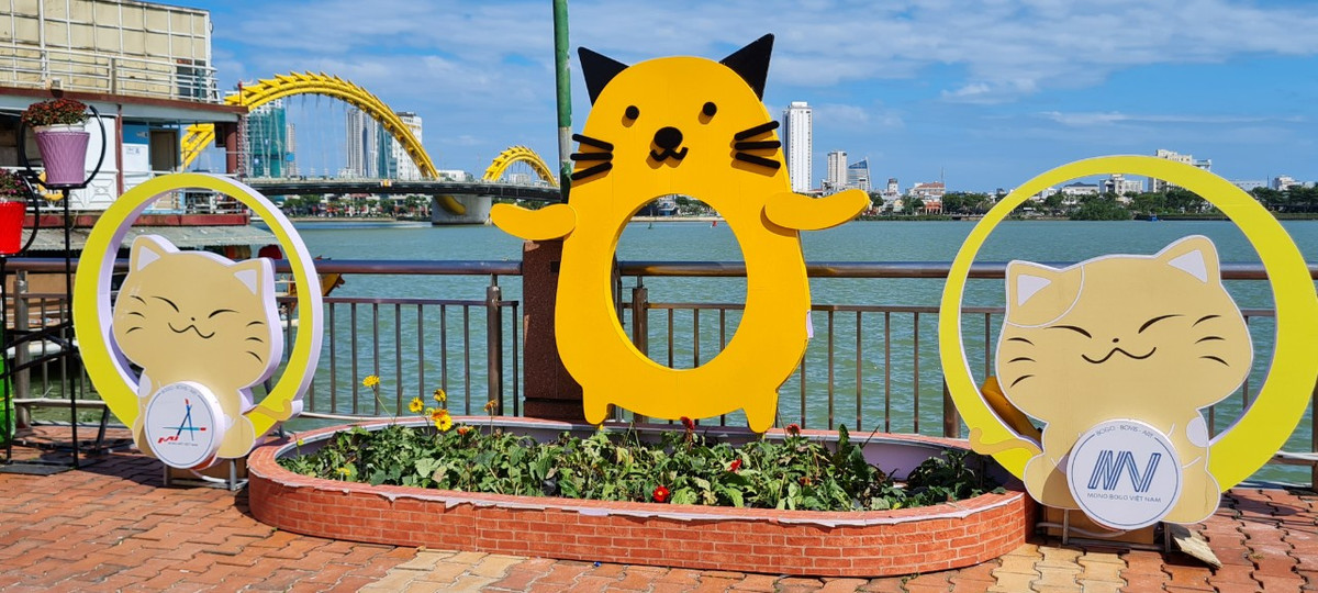 Các mô hình mèo với vô vàn biểu cảm độc đáo, ngộ nghĩnh...khiến du khách, nhất là các bé thích thú.