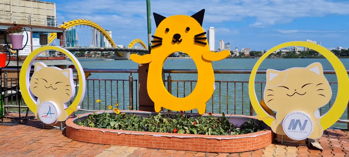 Các mô hình mèo với vô vàn biểu cảm độc đáo, ngộ nghĩnh...khiến du khách, nhất là các bé thích thú.