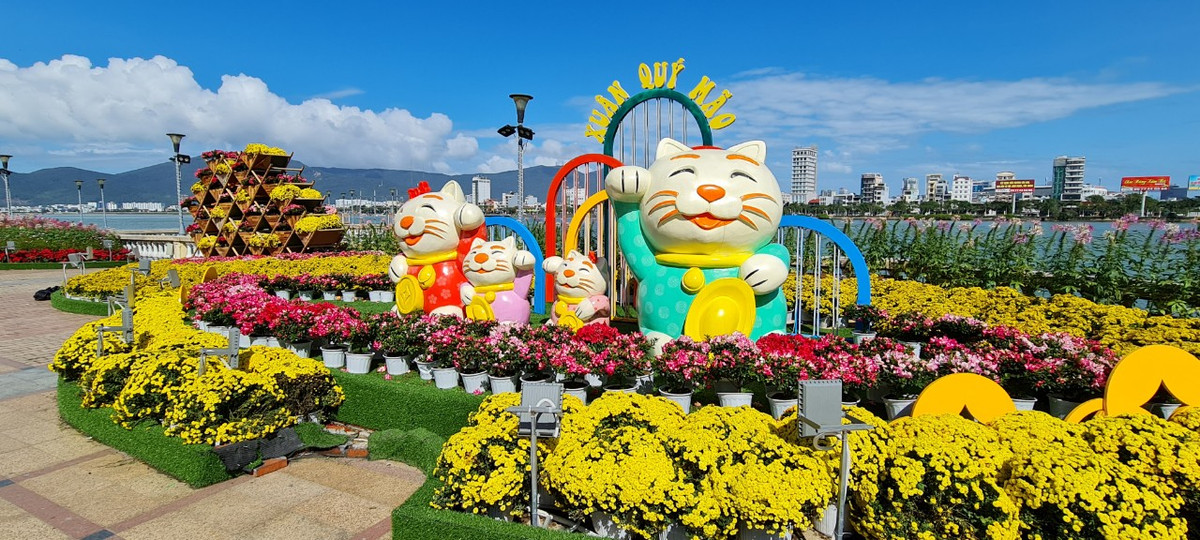 Năm 2023 là năm Quý Mão, ở nhiều vị trí của đường hoa là dàn linh vật mèo với đủ mọi sắc thái hình thù.