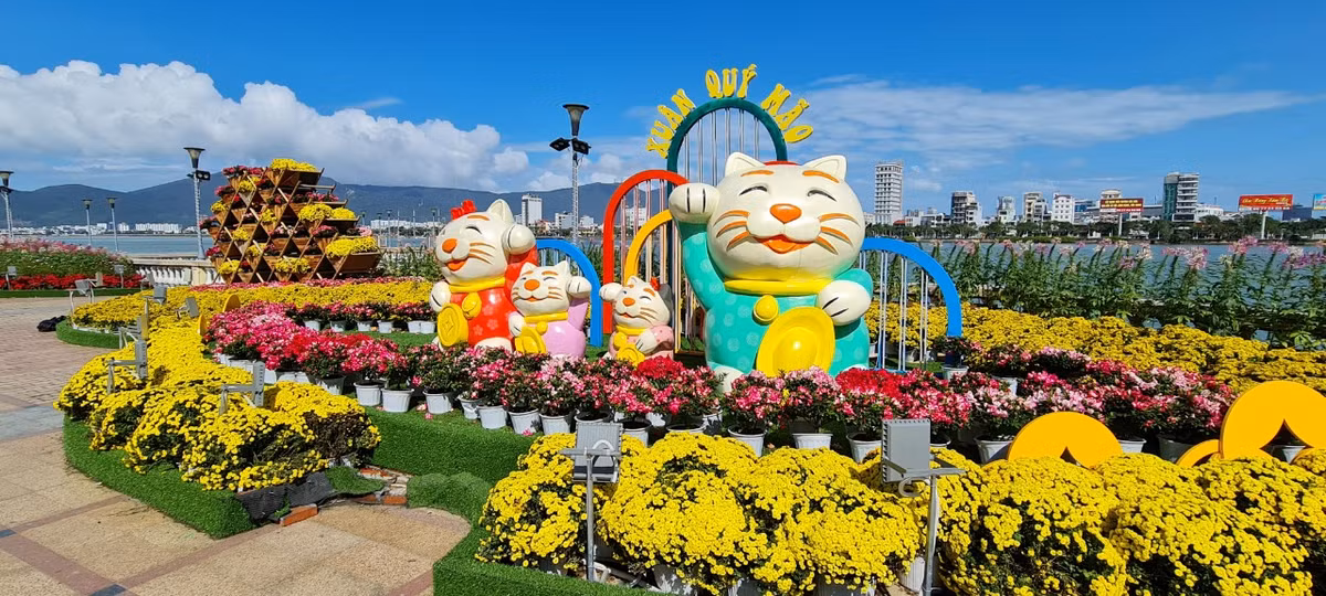 Năm 2023 là năm Quý Mão, ở nhiều vị trí của đường hoa là dàn linh vật mèo với đủ mọi sắc thái hình thù.