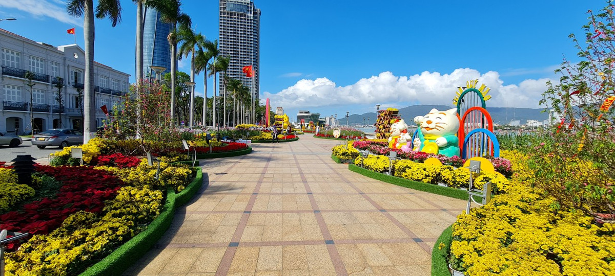 Đây cũng là thời điểm du lịch Đà Nẵng khởi sắc, đón hàng nghìn lượt khách đến với thành phố.