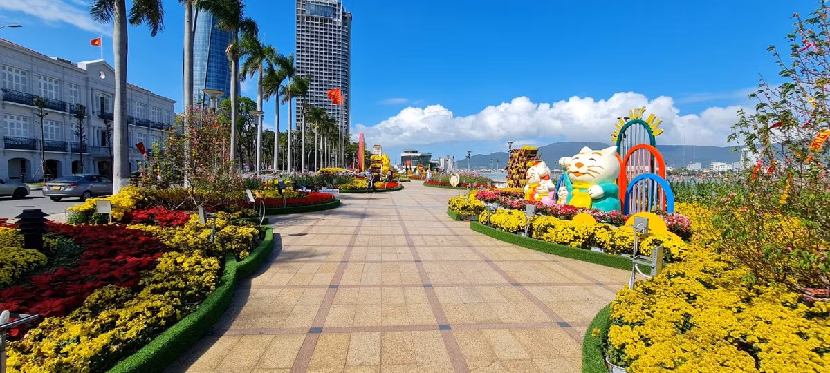 Đây cũng là thời điểm du lịch Đà Nẵng khởi sắc, đón hàng nghìn lượt khách đến với thành phố.