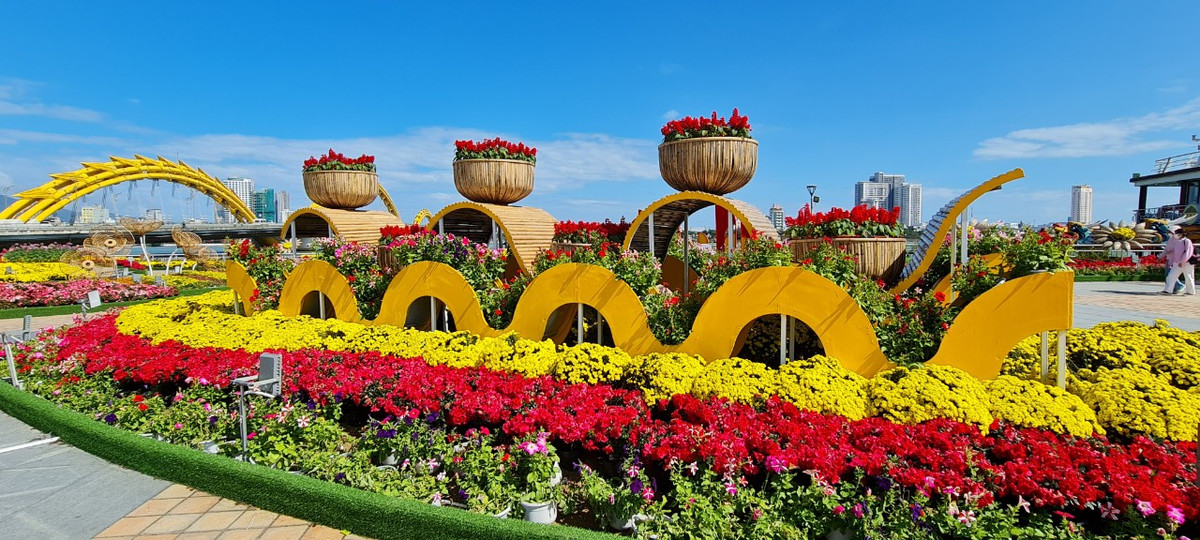 Theo kế hoạch, đến hết ngày 31/1/2023, các điểm trang trí hoa phục vụ Tết sẽ được các đơn vị thi công tháo dỡ và hoàn trả lại mặt bằng nguyên trạng cho thành phố.