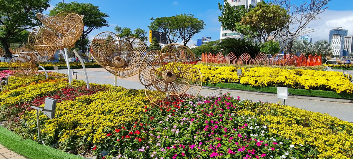 Được biết, đường hoa được đầu tư khoảng 14,5 tỷ đồng từ nguồn xã hội hóa.