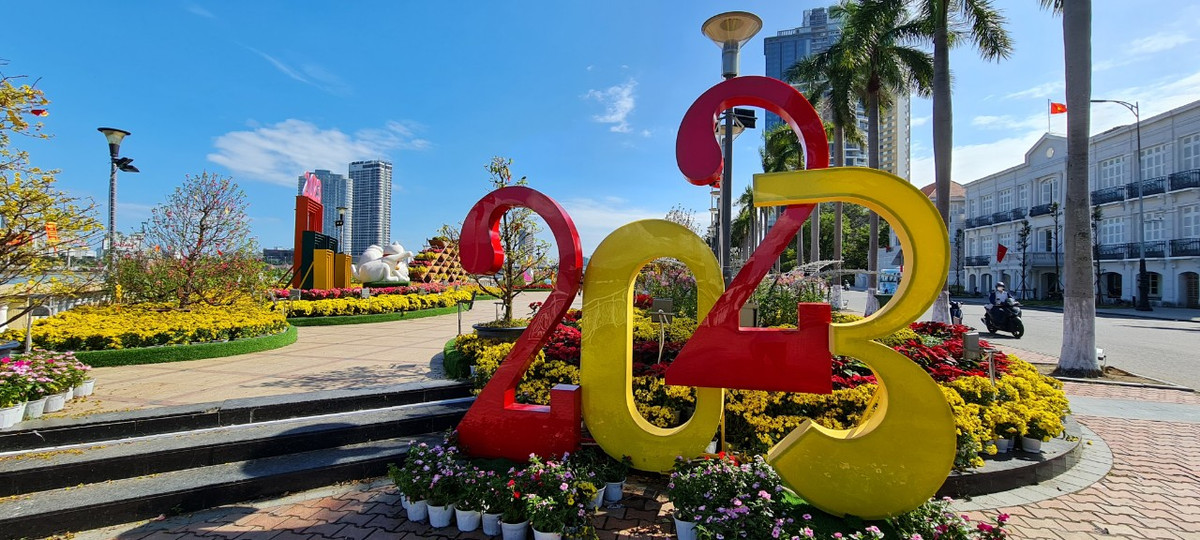 Dịp Tết nguyên đán Quý Mão 2023, đường hoa Tết Đà Nẵng ngoài việc phục vụ cho người dân đón tết, vui xuân, còn thu hút rất nhiều khách du lịch đến chụp ảnh, trải nghiệm Tết Nguyên đán của Việt Nam.