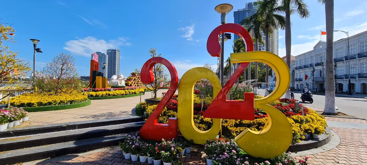 Dịp Tết nguyên đán Quý Mão 2023, đường hoa Tết Đà Nẵng ngoài việc phục vụ cho người dân đón tết, vui xuân, còn thu hút rất nhiều khách du lịch đến chụp ảnh, trải nghiệm Tết Nguyên đán của Việt Nam.