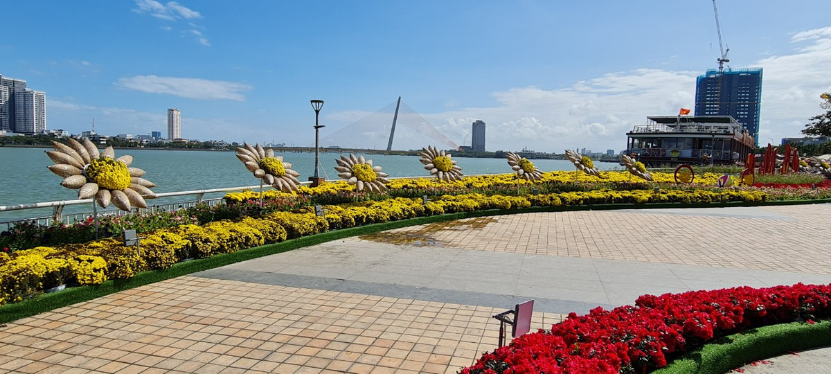  Đường hoa Tết Đà Nẵng nằm bên bờ sông Hàn trải dài từ cầu Trần Thị Lý đến cầu sông Hàn.