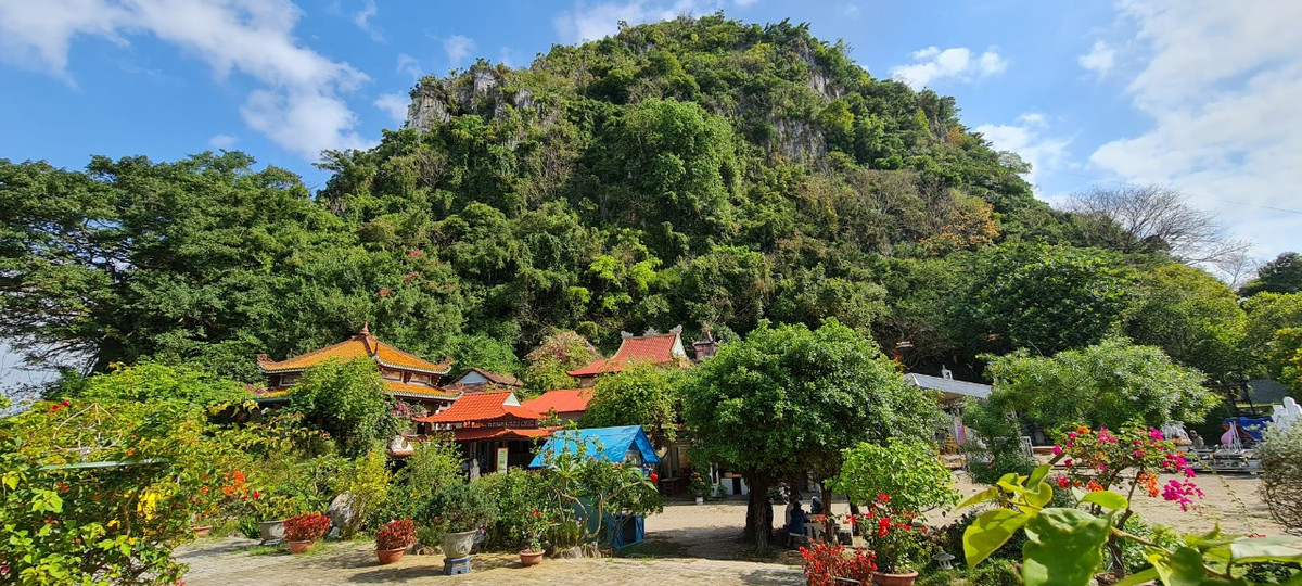 Chùa Quán Thế Âm được thành lập vào năm 1957, tọa lạc tại chân núi Kim Sơn, một trong năm ngọn Ngũ Hành Sơn, là danh lam thắng cảnh của đất nước.