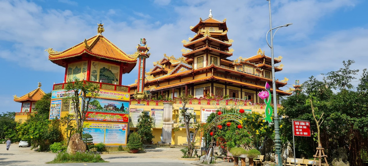 Chùa Quan Âm là một trong những ngôi chùa linh thiêng nổi tiếng ở Đà Nẵng. Với phong cảnh hữu tình, nơi đây đem lại cho du khách cảm giác thật bình an, thanh tịnh.