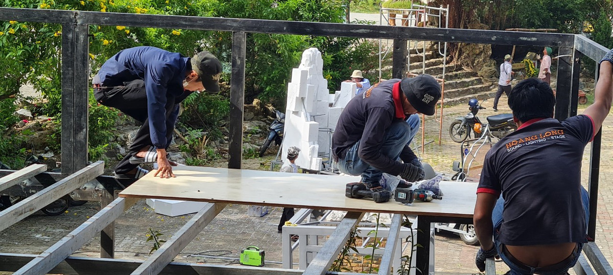 Các hạng mục phục vụ cho Lễ hội đang được thi công sáng 24/2.