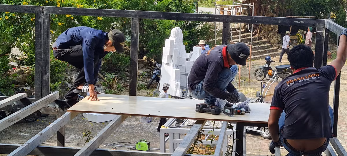 Các hạng mục phục vụ cho Lễ hội đang được thi công sáng 24/2.