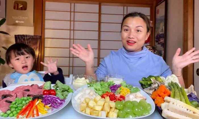 Nhắc đến Quỳnh Trần JP, nhiều người sẽ nhớ ngay đến nữ Youtuber quay clip mukbang với cậu con trai tên Sa cực đáng yêu. "Bé Sa, chào cô chú đi con", có lẽ là câu nói mà rất nhiều người ấn tượng khi nhắc đến Quỳnh Trần JP.