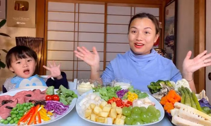 Nhắc đến Quỳnh Trần JP, nhiều người sẽ nhớ ngay đến nữ Youtuber quay clip mukbang với cậu con trai tên Sa cực đáng yêu. "Bé Sa, chào cô chú đi con", có lẽ là câu nói mà rất nhiều người ấn tượng khi nhắc đến Quỳnh Trần JP.