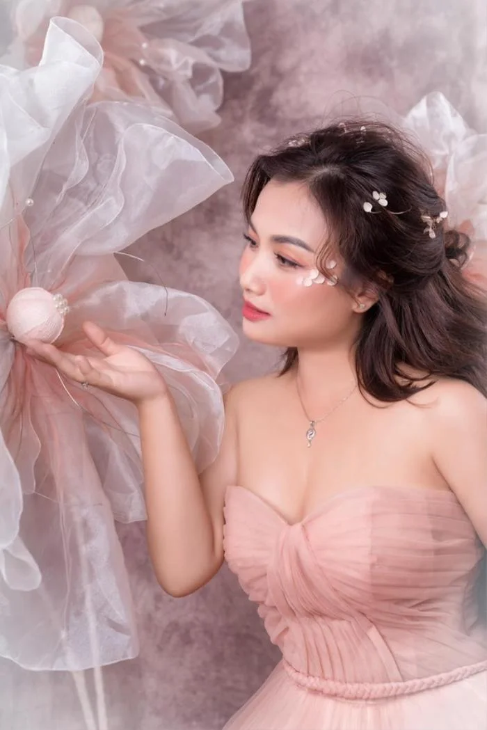 Kèm theo loạt hình ảnh này, Quỳnh Trần JP còn "thả thính" với dòng trạng thái: "Gần mực thì đen nhưng gần em anh sẽ được hạnh phúc". 