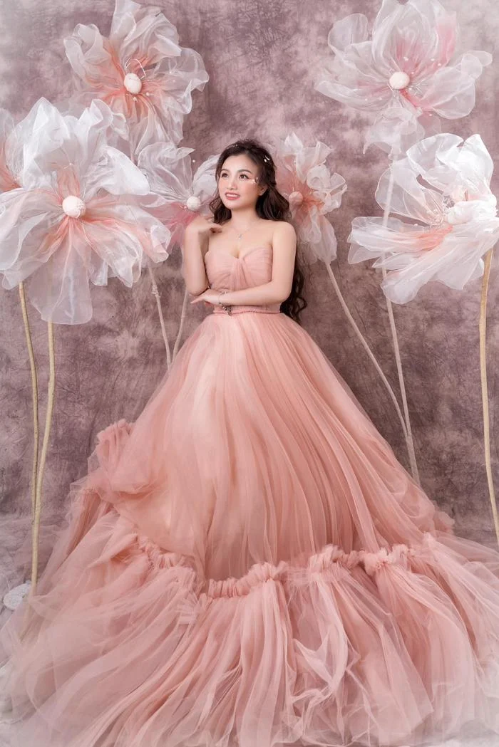 Chia sẻ về lý do tìm đến phẫu thuật thẩm mỹ, Quỳnh Trần JP cho hay, cô từng cảm thấy tự ti về ngoại hình của mình sau sinh con, do đó, cô muốn làm đẹp để giúp bản thân tự tin hơn trong cuộc sống lẫn công việc. 