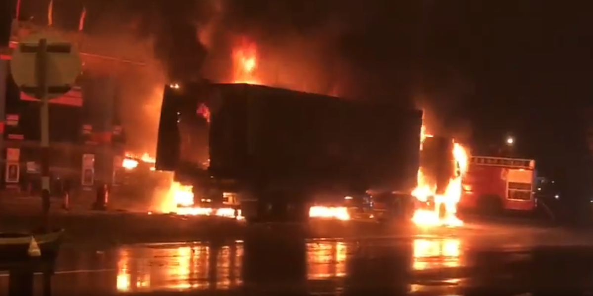 Đến 3h ngày 16/2, nhân viên cây xăng nghe tiếng nổ lớn phía trước cây xăng nên chạy ra thì phát hiện phía đầu xe tải bốc cháy dữ dội, ngọn lửa nhanh chóng lan qua xe container kế bên.