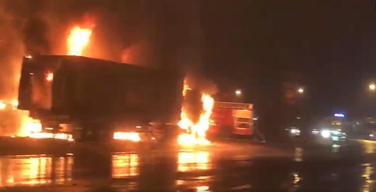 Cạnh xe tải có xe container 43H-025.09, rơ-moóc 43R-036.33 của tài xế N.T.T. (SN 1990, trú tại xã Quế Xuân 1, huyện Quế Sơn).