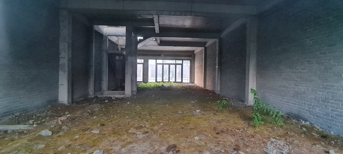 Đằng sau lớp cửa kính là hạ tầng chưa hoàn thiện...