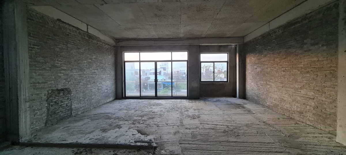 Hàng loạt căn shophouse trong cảnh "cửa đóng then cài", không một bóng người.