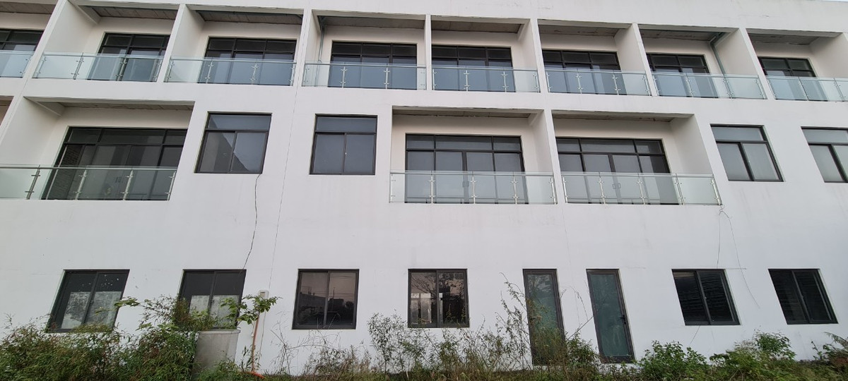 Dãy shophouse từng được ca ngợi "chuẩn 5 sao" đang dần trở nên hoang phế.