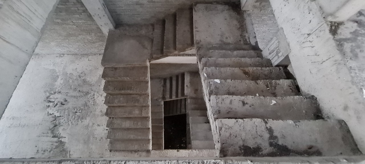 Thang bộ cũng mới được xây thô.