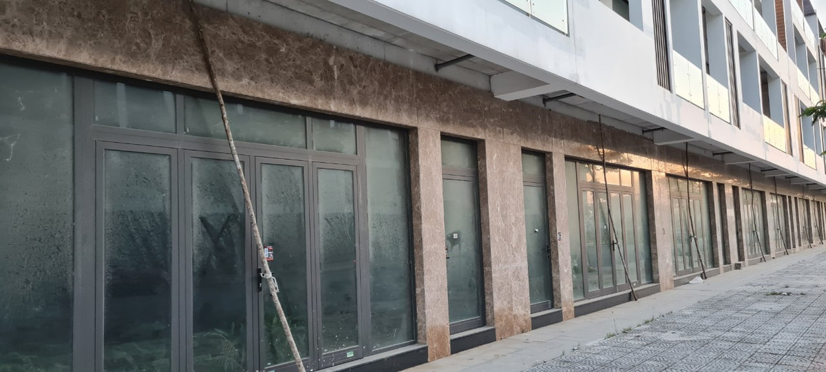 Dãy shophouse "cửa đóng then cài" này đang được rao bán với giá hơn chục tỷ mỗi căn.