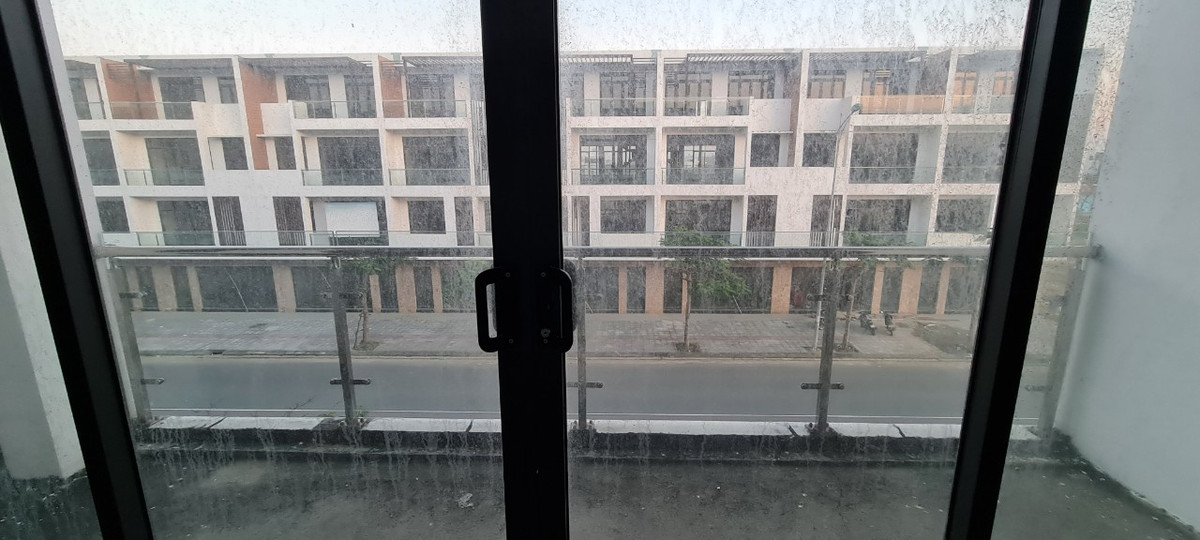 ị trí đắc địa, diện tích rộng, thiết kế hiện đại, ... nhưng đành bỏ hoang.