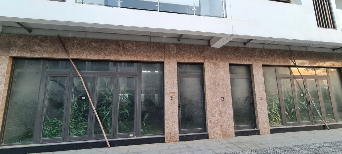 Tuy nhiên, trái ngược với vẻ hào nhoáng bên ngoài, nhìn kỹ vào trong lớp cửa kính khiến người ta phải giật mình.