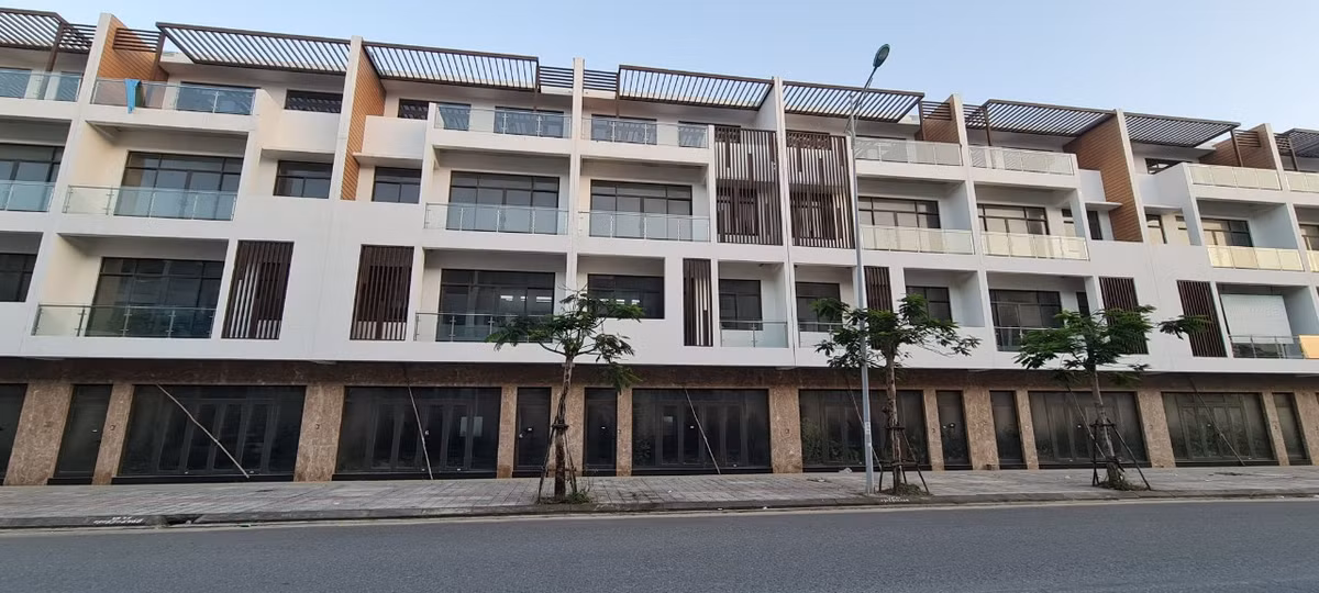 Dãy shophouse nằm trên trục đường Minh Mạng rộng 15m thông ra biển, một vị trí đắc địa trên địa bàn quận Ngũ Hành Sơn, TP. Đà Nẵng với vẻ ngoài sang trọng, hào nhoáng.