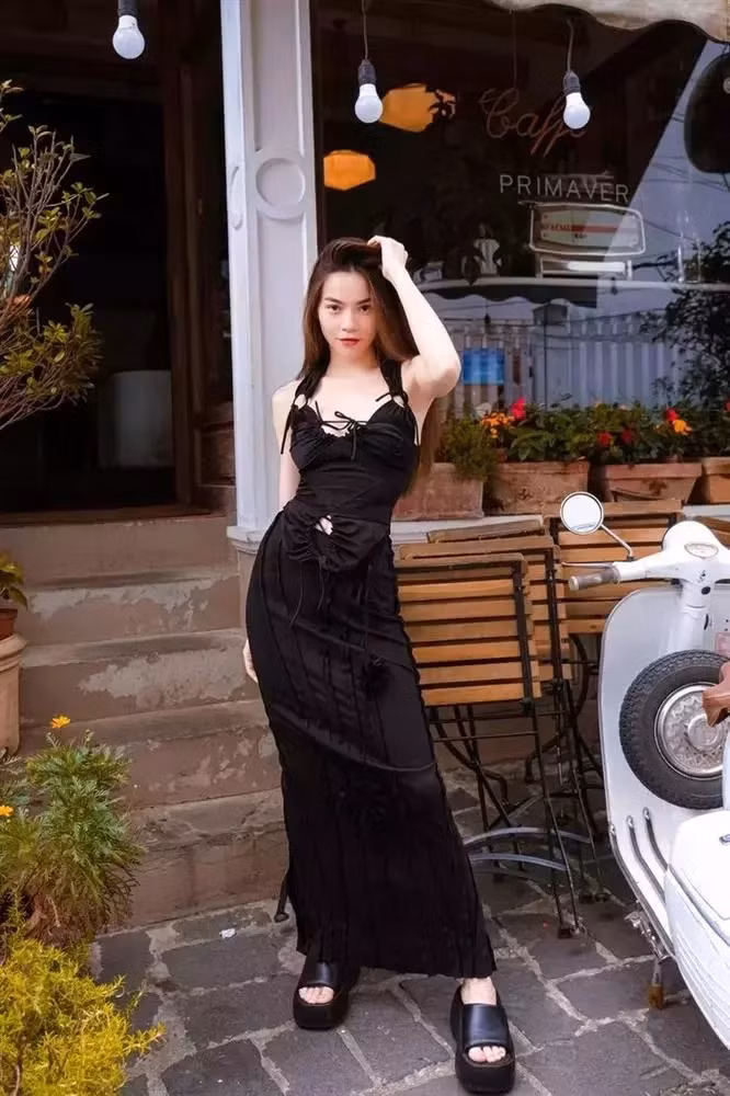 Có thể thấy ngoài túi xách, giày cao gót thì các mỹ nhân của làng giải trí Việt còn rất chịu khó sắm sửa những đôi dép hack chiều cao với mức giá "trên trời". Hồ Ngọc Hà chính là nghệ sĩ có BST dép đắt xắt ra miếng.