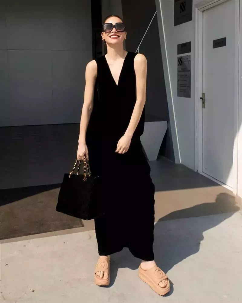 Hà Hồ mặc đồ đen đơn giản cùng đôi dép lê đế thô hơn 12 triệu của Gucci.