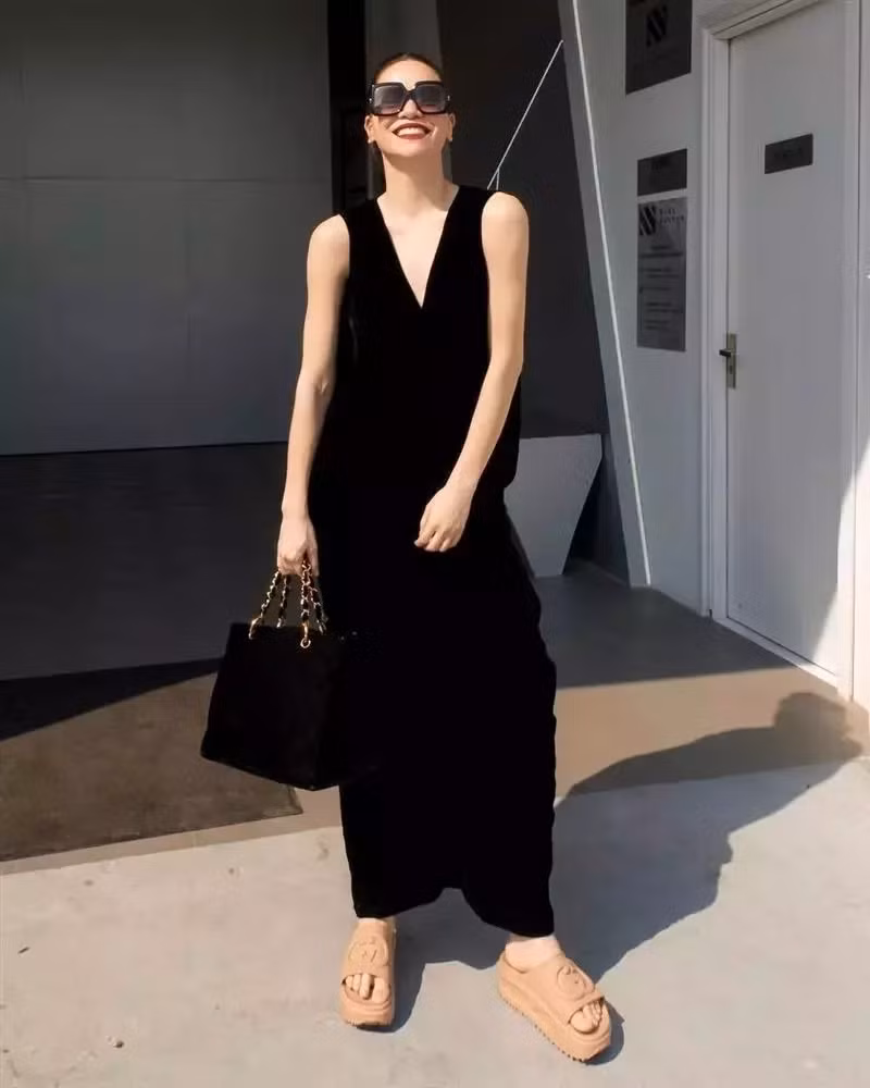 Hà Hồ mặc đồ đen đơn giản cùng đôi dép lê đế thô hơn 12 triệu của Gucci.