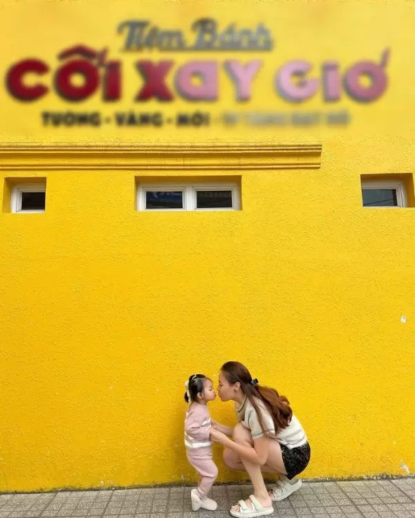 Sandal của Dior này có giá hơn 30 triệu đồng, Đàm Thu Trang còn mua đôi với ông xã