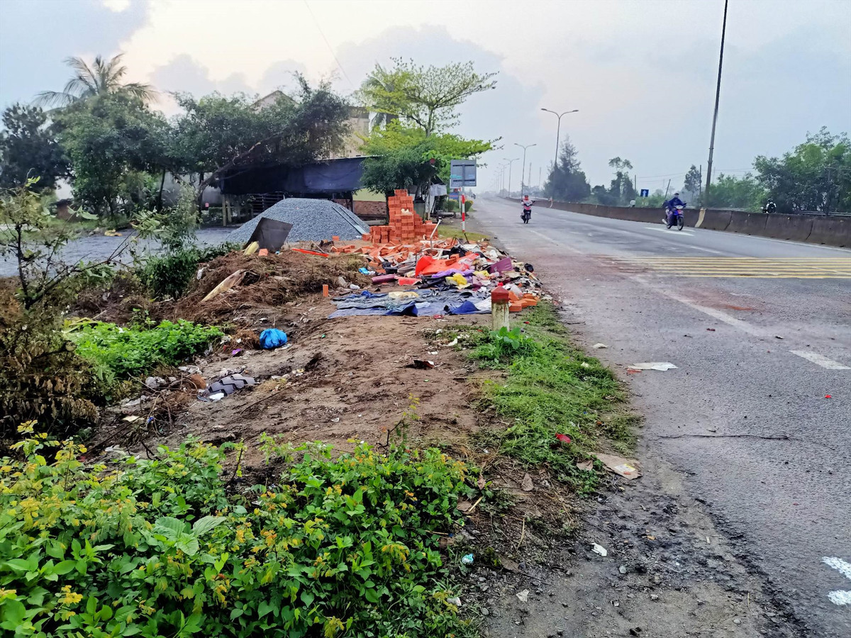 Hiện hai xe được đưa rời khỏi hiện trường. Nguyên nhân vụ tai nạn đang được cơ quan chức năng điều tra làm rõ.