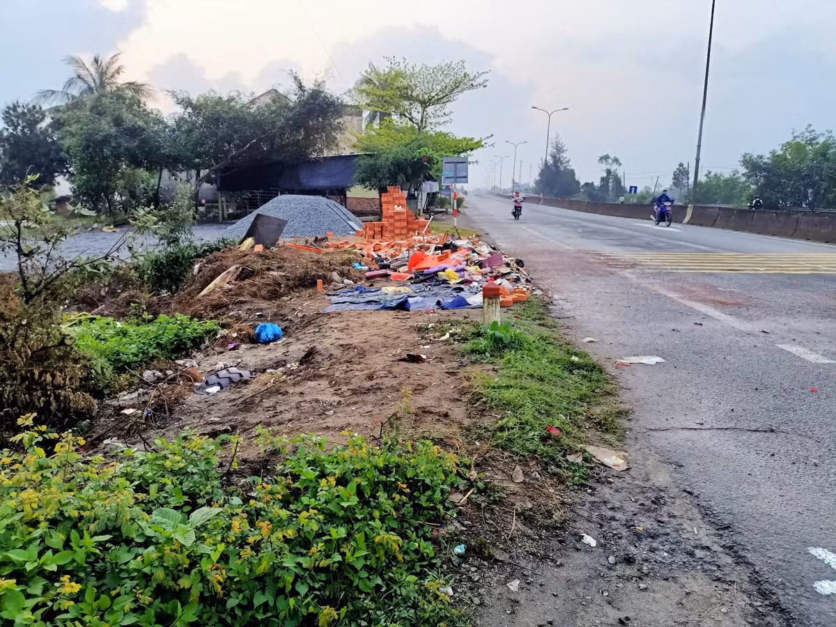 Hiện hai xe được đưa rời khỏi hiện trường. Nguyên nhân vụ tai nạn đang được cơ quan chức năng điều tra làm rõ.