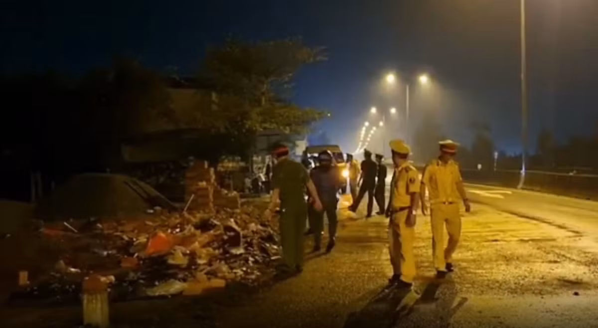 Vụ tai nạn khiến 3 người trên xe khách tử vong, hàng chục người bị thương, trong đó có 3 người bị thương nặng; 2 xe ôtô bị hư hỏng.