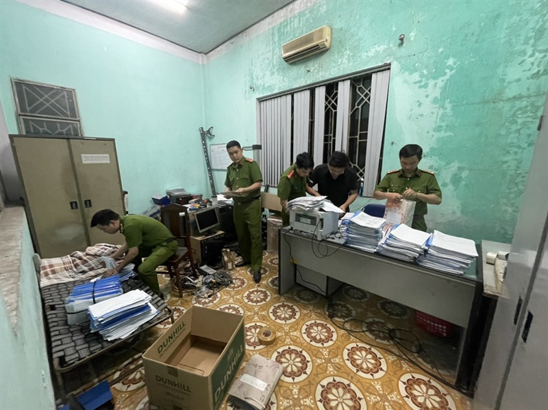 Đà Nẵng: Khám xét khẩn 2 TT Đăng kiểm xe cơ giới trong đêm Da Nang: Kham xet khan 2 TT Dang kiem xe co gioi trong dem