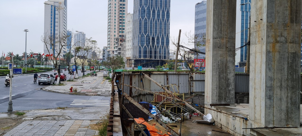 Bên này là cảnh ngổn ngang, hoang tàn đằng sau lớp tôn quây kín.