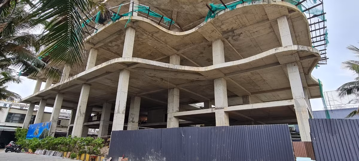 Tòa nhà mới chỉ được xây thô 7-8 tầng thì vắng bóng thợ.