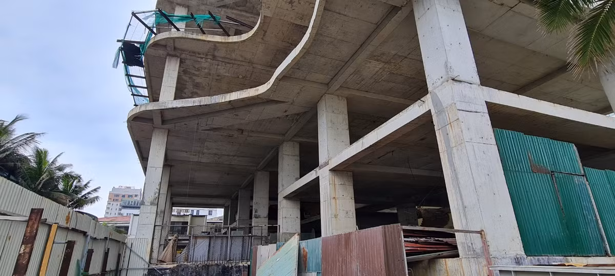 Nhưng những công trình dang dở bỏ hoang trên con đường đẹp nhất Đà thành đã khiến không ít du khách phải tiếc nuối.