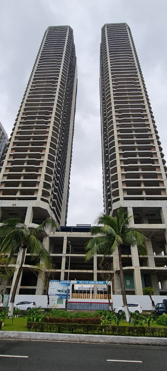 Tòa "Tháp đôi" với thiết kế bắt mắt nằm trên đường Võ Nguyên Giáp đang được xây dựng dang dở thì tạm dừng.