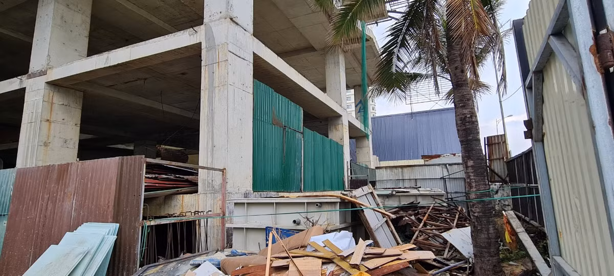 Vật liệu xây dựng các loại...được chất ngổn ngang dưới chân công trình.