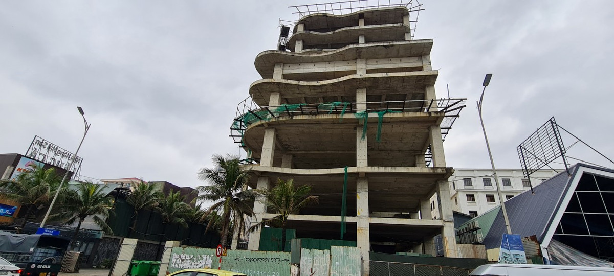 Một công trình với thiết kế uốn lượn như sóng biển rì rào cách đó không xa.