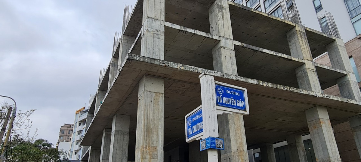Một công trình bỏ hoang ngay ngã ba Võ Nguyên Giáp - Hà Chương.