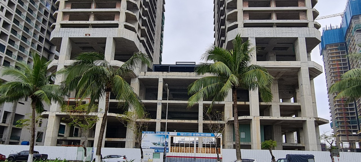 Cổng vào công trình đóng kín mít, chưa có dấu hiệu nào cho thấy nó sẽ được khởi động lại.